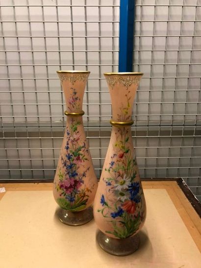 null Paire de vases à col étranglé en opaline rose à décor de fleurs polychrome

France...