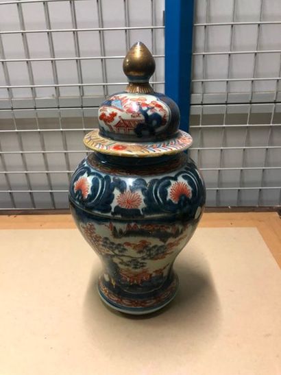 null Vase couvert de forme balustre en porcelaine à décor rouge et bleu

Chine XXème...