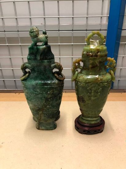 null Deux vases couverts de forme balustre en pierre dure

Chine XXème siècle

