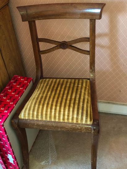 null chaise à dossier bandeau et croisillon, style du XIXème s., recouverte d'un...