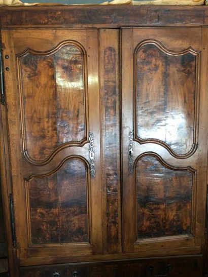 null armoire, style bressan du XVIII ème s. (corniche posée sur le coté gauche)