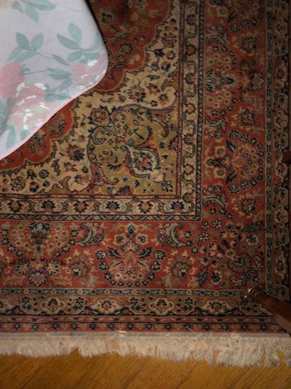 null lot de 3 tapis, dont:

- tapis en fond beige et rouge, style persan, moderne,...