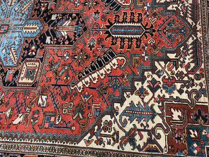 null grand tapis à fond rouge à décor de médaillon central, Anatolie XX ème s., restaurations

L...