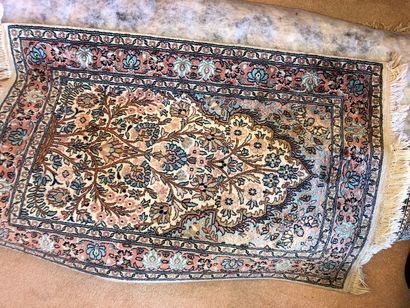 null petit tapis soyeux à fond rose à décor de myrab, style persan, XX ème s.

L...