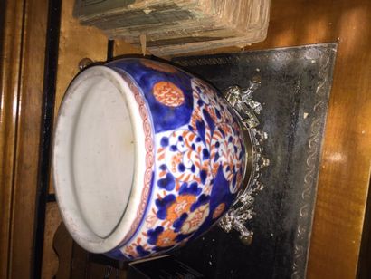 null Cache-pot en porcelaine à décor Imari, monture en laiton

Chine, Xxe siècle