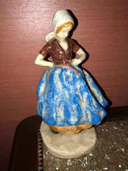null Statuette en céramique, "Petite paysanne à la jupe bleue dansant", porte la...