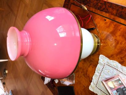 null Lampe en verre opalin avec abat jour en verre opalin rose, cassé