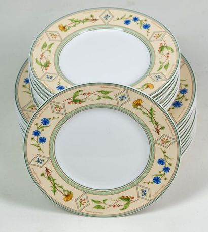 null A Villeroy and Bosch service 10 dessert plates and 10 plates.