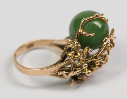 null Gold ring 375 thousandths retaining in a branch a nephrite jade pearl. 
Gross...