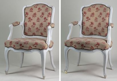 null Pair of Louis 15 period white wooden armchairs as is.