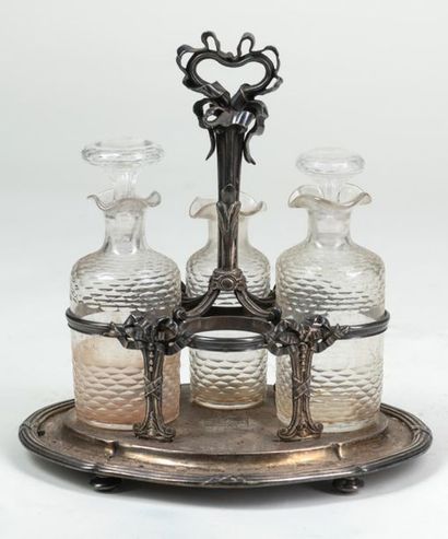  An ORIOT silver oiler. Weight: 1kg100, (one bottle and two caps are missing).