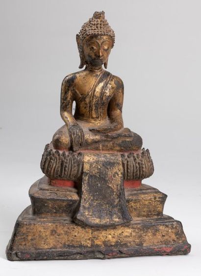 null Statue of Buddha in gold and red lacquered bronze, seated on its lotiform base...