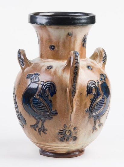 null Vase à 3 anses en terre cuite à décor d'animal fantastique vernissé, signé Guerin...