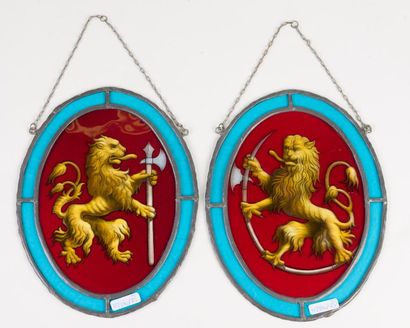 null Ensemble de deux vitraux à décor de lions, de forme oblongue, XXème, H30,5cm,...