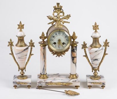 null Portico clock with columns and its two vases in veined white marble, late 19th...