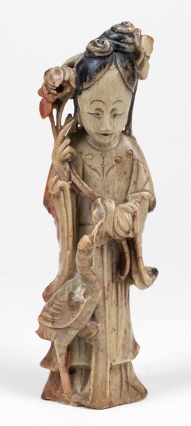null Statue en stéatite beige et rose représentant une chinoise, XXème, H 26cm.