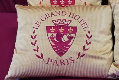 null Quatre coussins brodés de forme rectangulaire"Grand Hôtel Paris" deux brodés...
