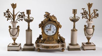 null Clock in bronze and white marble with cassolettes, allegory of the music, height...