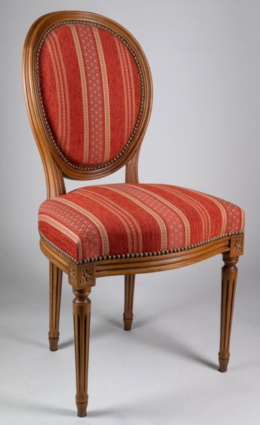 null Bonheur du jour de style Louis XV cuir bordeau et sa chaise médaillon de style...