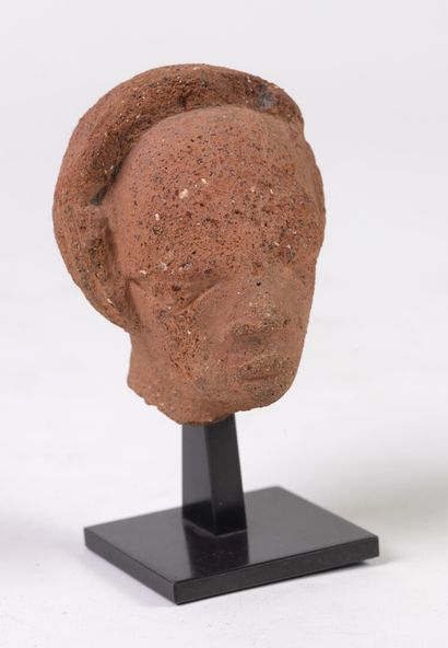 null Tête miniature en terre cuite classique de la culture Nok.Circa 100 à 500 ap.J.C....