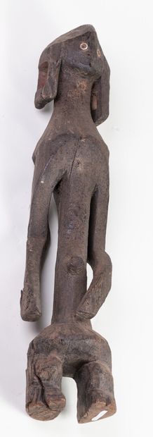 null Statue with enveloping arms, classic of the ethnic group, scarified face, round...