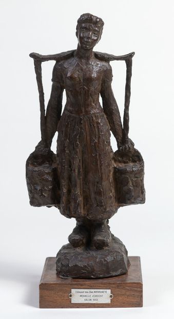 null Edmond VAN DEN NOOTGAETE (actif vers 1930) "La porteuse d'eau" Bronze, XXème,...