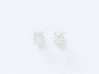  Paire de clous d'oreilles en or gris 750 millièmes, ornés de diamants taille ancienne...