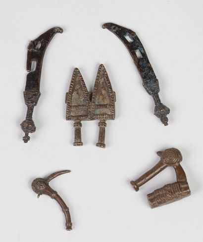 null Lot of 5 bronze gold weights, lost wax cast, including 2 state swords, symbols...