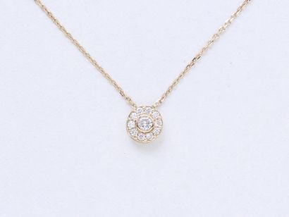 null Necklace in gold 750 thousandths, holding in pendant a round motive decorated...