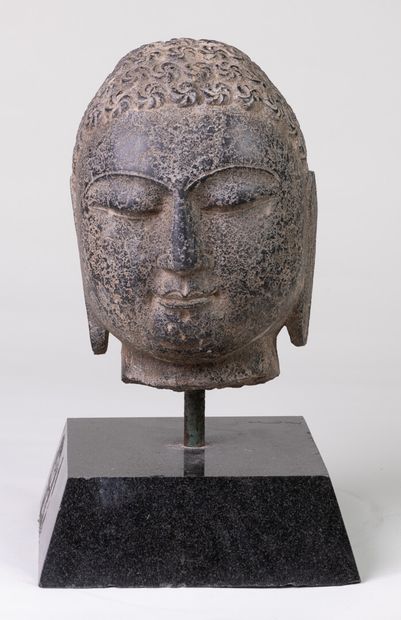null Sculpture "head of Buddha" China XXth, H. of the head 28 cm, H. with base 40...