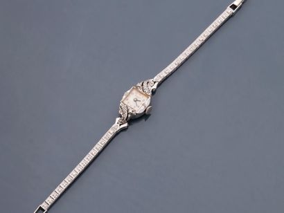 null BULOVA

Montre bracelet de dame en or gris 585 millièmes, cadran argenté avec...