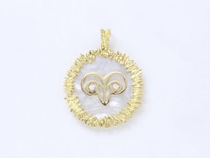 Pendant in gold 750 thousandth carved, composed...