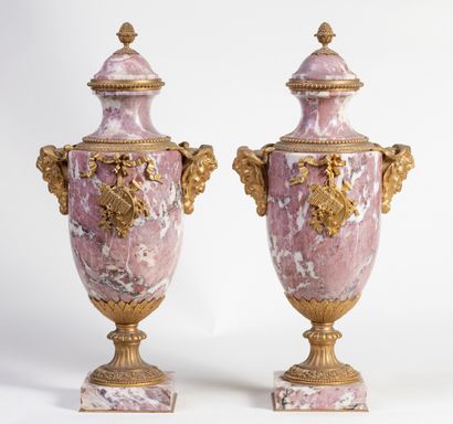 Paire de cassolettes en marbre rose et bronze...