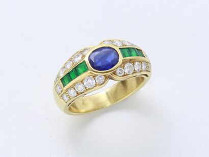  Ring jonc in gold 750 thousandths, ornamented with a facetted oval sapphire in closed...