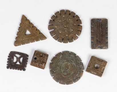 null Very nice lot of 7 geometrical bronze weights cast with lost wax. Round,rectangular...