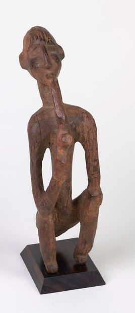 null Spectaculaire statuette sculptée d'un "bateba"fumant la pipe en patine brun...
