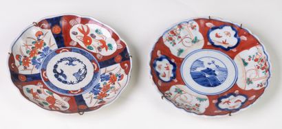 null Deux assiettes en porcelaine du Japon Imari diam : 22cm