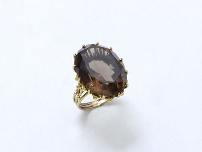  Gold ring 585 thousandths, the twisted openwork mounting retaining a smoked quartz...
