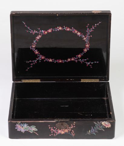 null Masonic box in Nagasaki lacquer Japan, mother of pearl inlay, with its key,...