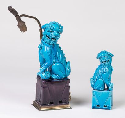 null Deux chiens Fô bleus, dont un monté en lampe, Chine, H : 21cm, H : 30cm