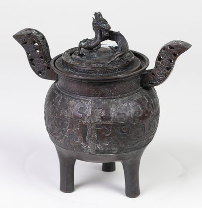 null Bronze perfume burner with dragon decoration, China 20th century H : 24.5cm