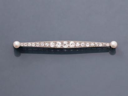 null Barrette brooch in platinum 850 thousandths dressed with a fall of old cut diamonds...