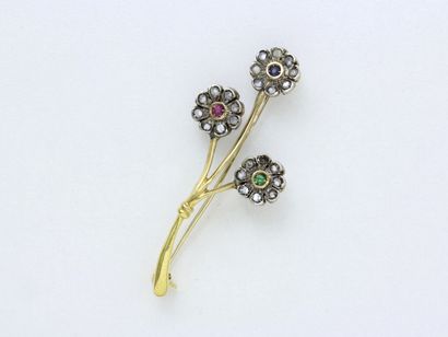 null Brooch in gold 750 and silver 800 thousandths, with decoration of small bouquet...