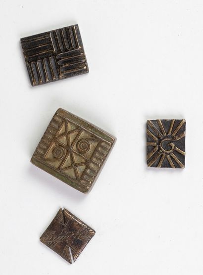 null Set of 4 bronze weights for weighing gold powder, geometrical shapes, cast in...