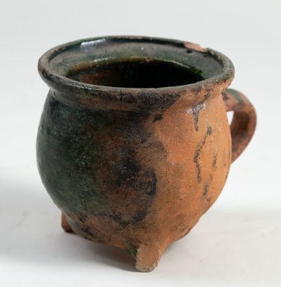 null Trypode jug in terra cotta and green glaze in Pré d'Auge, H: 17cm we join to...