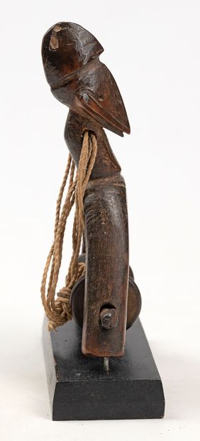 null SENOUFO R.COTE D'IVOIRE Weaving loom pulley. Surmounted by a serpent bird's...