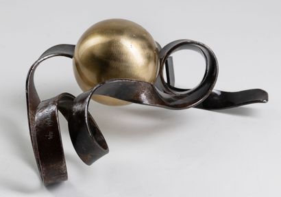 null Franck TORDJMANN XXIe siècle, "Pomme sphère", sculpture alliage acier et laiton,...