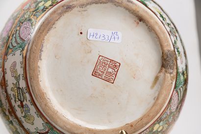  China: Pair of porcelain pots for rotten with Palace scene and cartouche with floral...