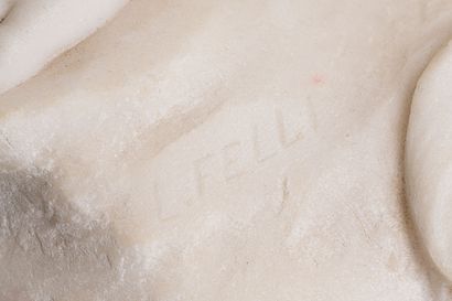 L.FELLI "Jeune femme au bain" en marbre blanc, signé sur la terrasse, Travail Italien,...