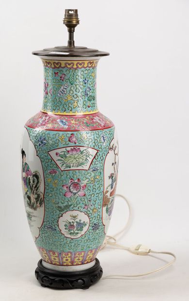 null Vase balustre monté en lampe à décor de fleurs, Chine, H54cm.